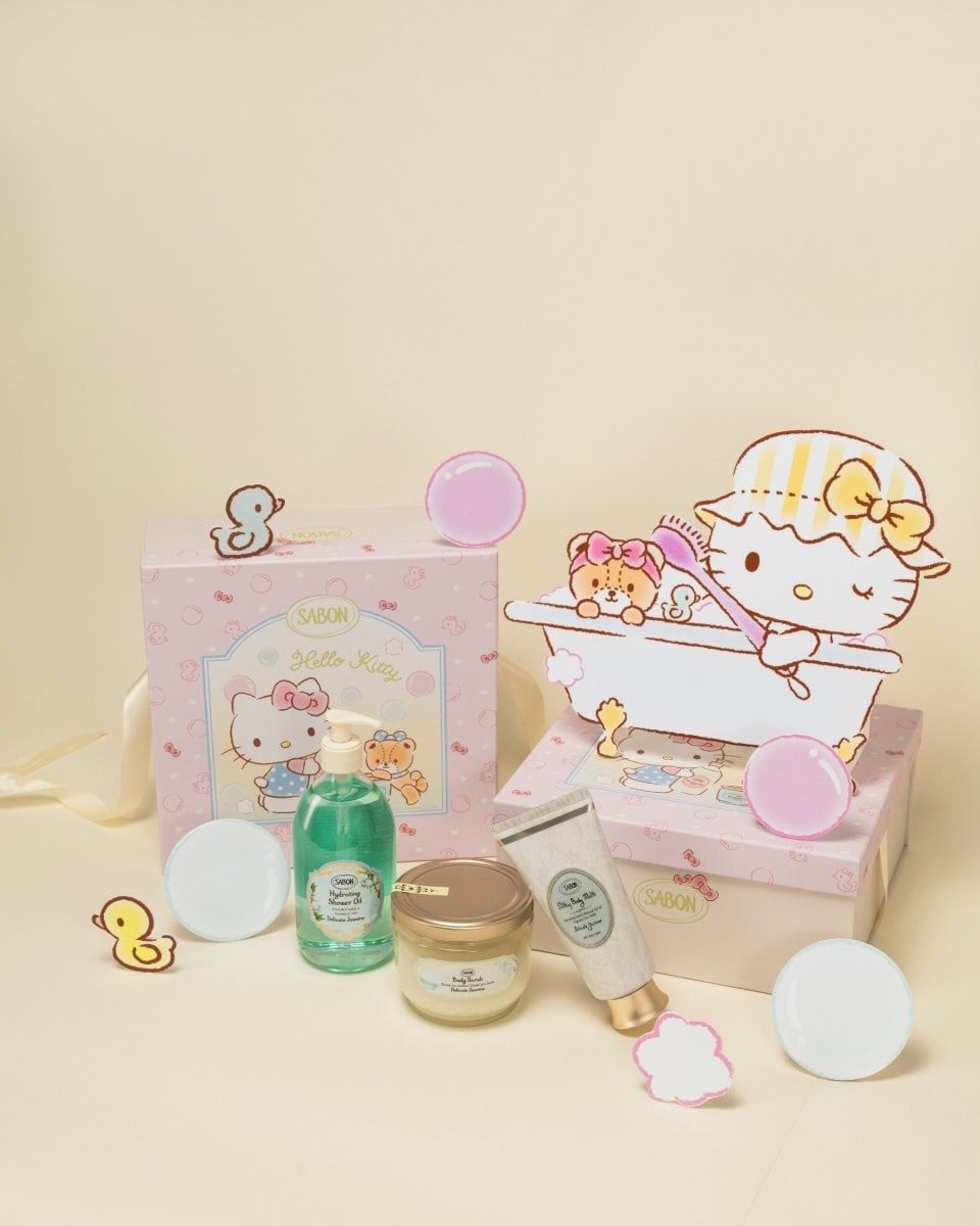 Hello Kitty首次聯名Sabon！2026週年慶限量禮盒、滿額絨毛化妝包與毛毯一次看，品牌日還能抽8款磁鐵盲包