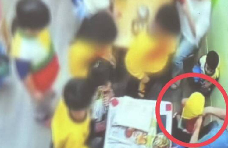 板橋幼兒園發生脫衣虐童案，園長辯稱「只是想嚇嚇她」，揭開20年慣犯模式！