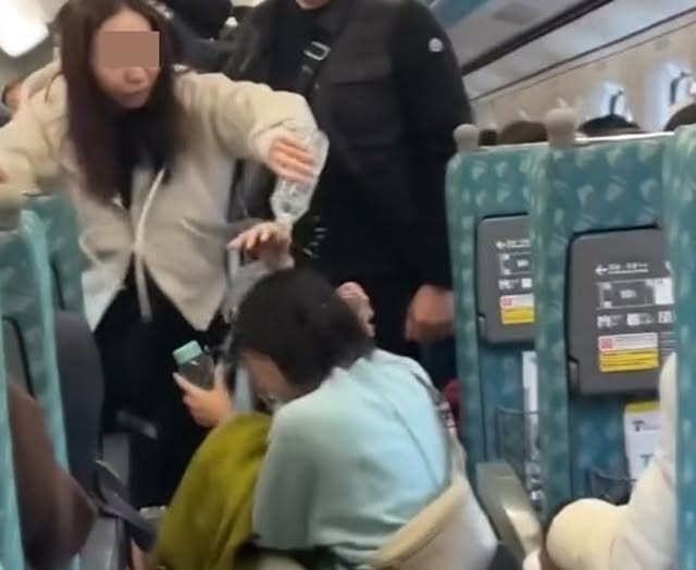 高鐵換位衝突！兒遭潑水媽媽淋水反擊，潑水女蹲地尖叫！前列車長媽媽分享做法