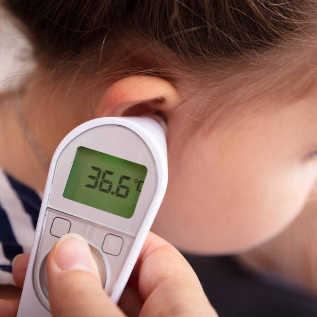 孩子摸起來燙，耳溫槍卻量不到發燒？醫往耳內一照，原來是因為這東西