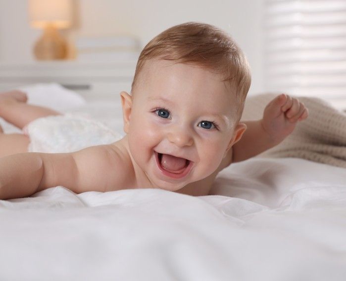 五個月女嬰吸高濃度氧氣，媽媽分享寶寶「好享受」！醫師急勸：恐釀視網膜病變、神經發育障礙