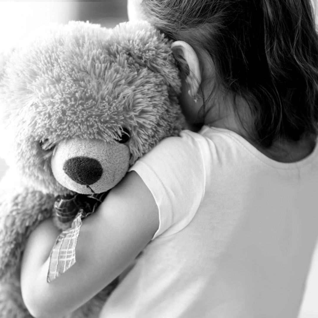 苗栗4歲女童疑遭母親放車行6天，由不認識的成年人輪流照顧，親屬未能接手