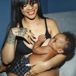 蕾哈娜Rihanna大方公開哺乳照，超時尚的哺乳內衣讓許多女性開玩笑要再生一胎