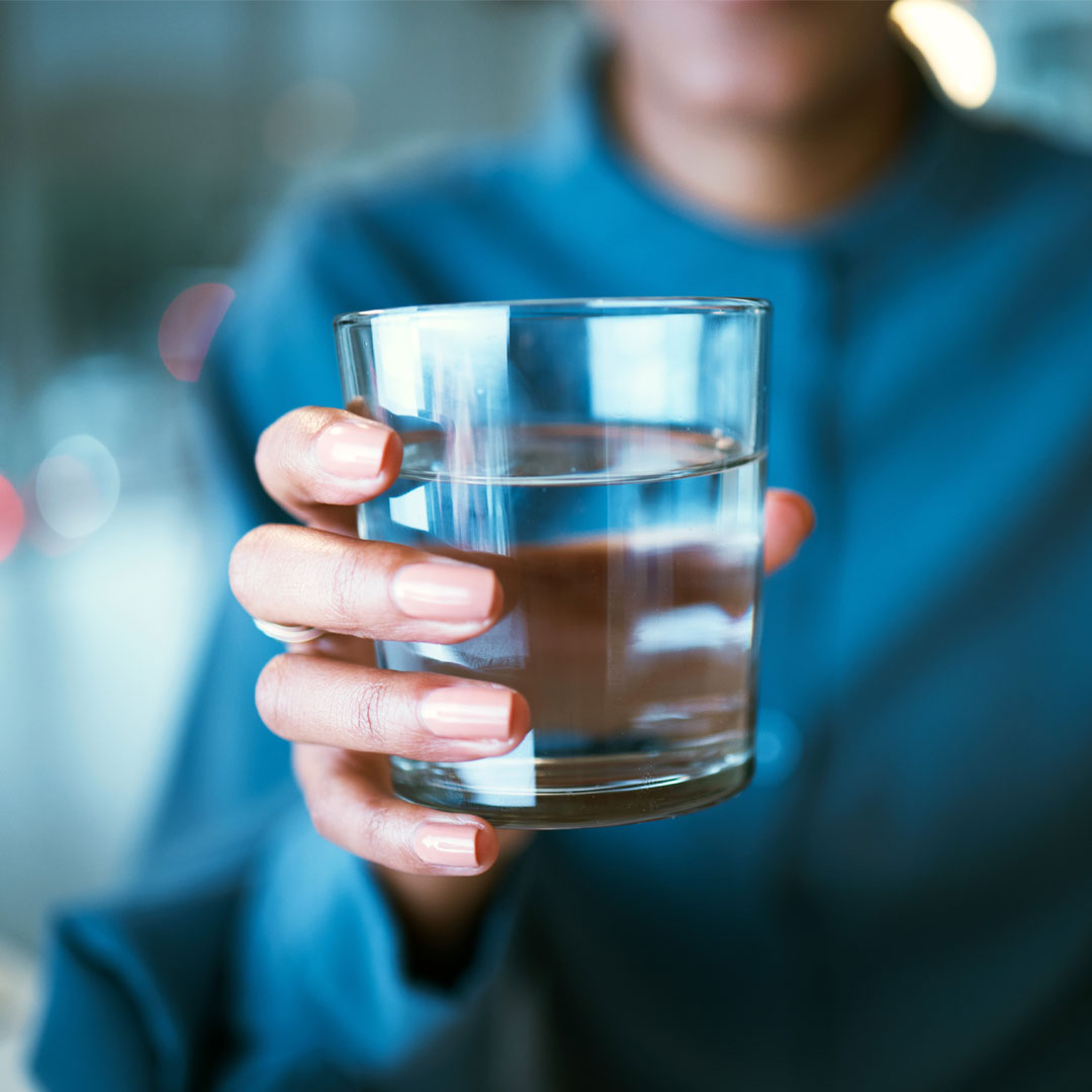 水杯別嫌麻煩一定要加蓋！她分享恐怖經歷：髒東西是變色龍