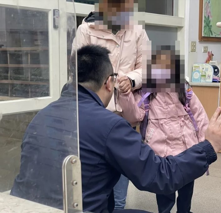 小一女童偷拿鉛筆盒被送到派出所，警察為媽媽上了一堂教養課，建議以「正增強」教養孩子