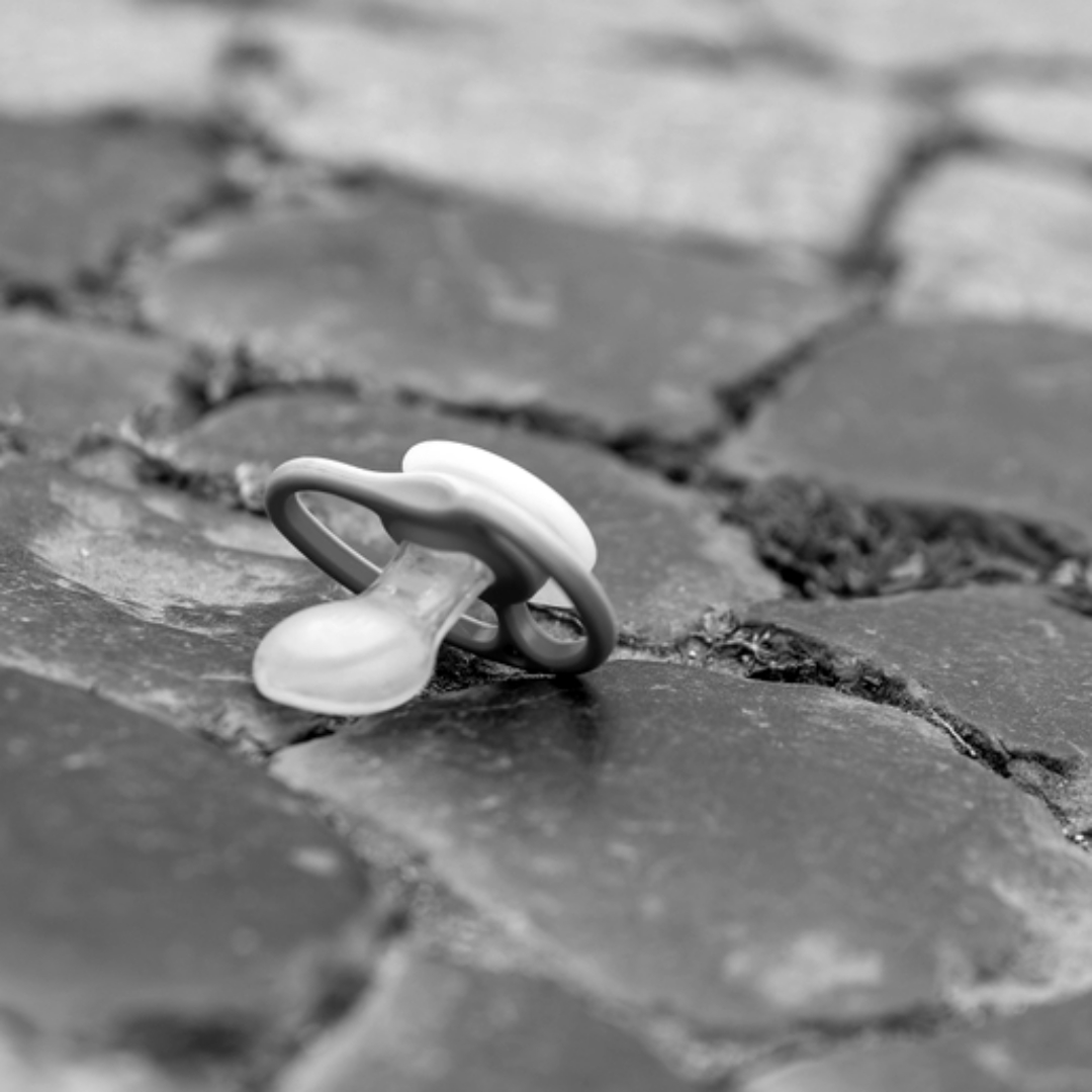 新北1歲兒在檳榔攤被母親呼巴掌、拿掃把痛毆，還被丟飛，社會局緊急安置