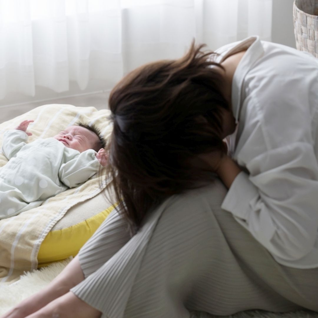 產後憂鬱症不一定生完才出現！國外研究揭示：近6成女性症狀早在孕前或孕期就開始