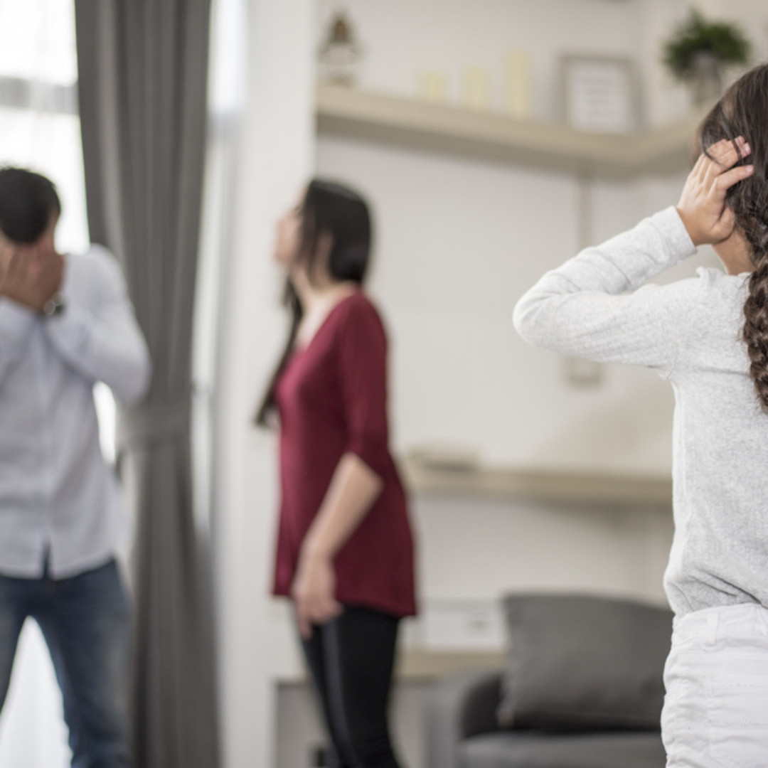 網路瘋傳家暴畫面！重組家庭衝突失控，重摔對方孩子，孩子哭喊不要