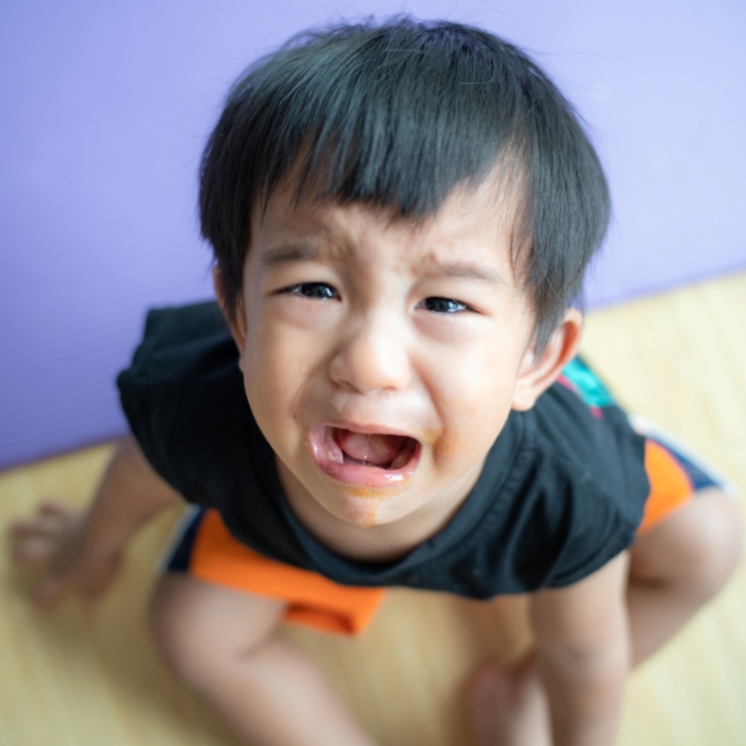 孩子哭了，你是先擁抱他安撫他，還是拿起手機拍攝？孩子的哭聲不該成為內容素材