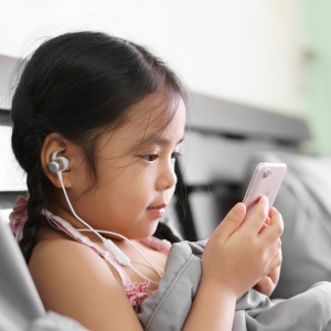 孩子使用耳機？音量怎麼限制？他們比大人更容易聽力受損，導致不可逆耳部問題