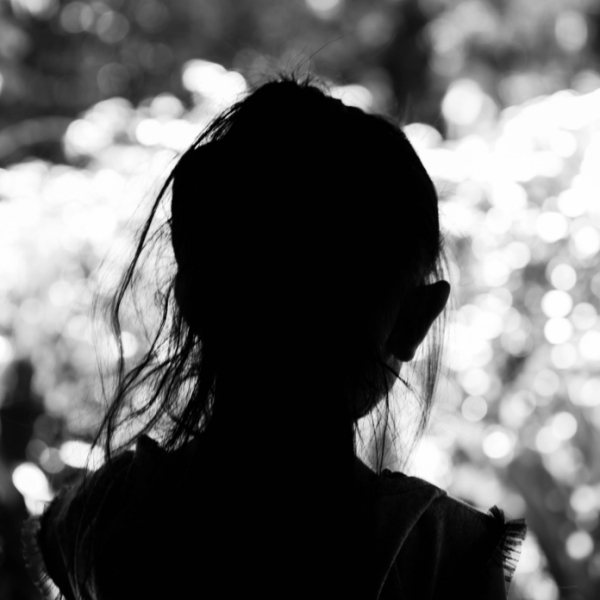 高雄國小五年級女童離家沒上學，自家墜樓，學校表示剛考完段考，但在校無異狀，警方調查中