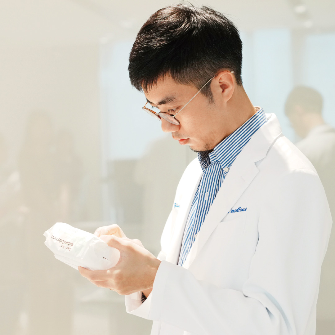 【Mombaby Award專業評鑑】嬰兒濕紙巾．購買前多比較 紙張厚度與含水量攸關舒適度