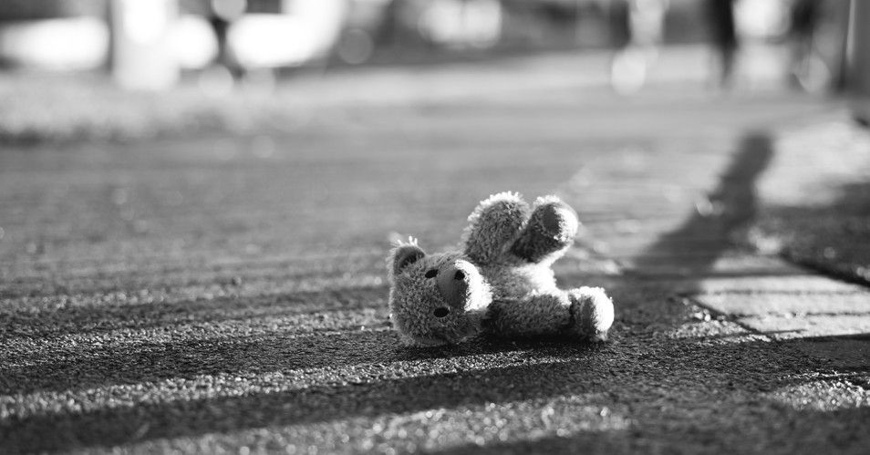 男嬰遭生母親手推落11樓慘死！狠母辯「流產丟胎盤」檢依殺人罪起訴，國民法庭激辯生母殺嬰罪與量刑空間