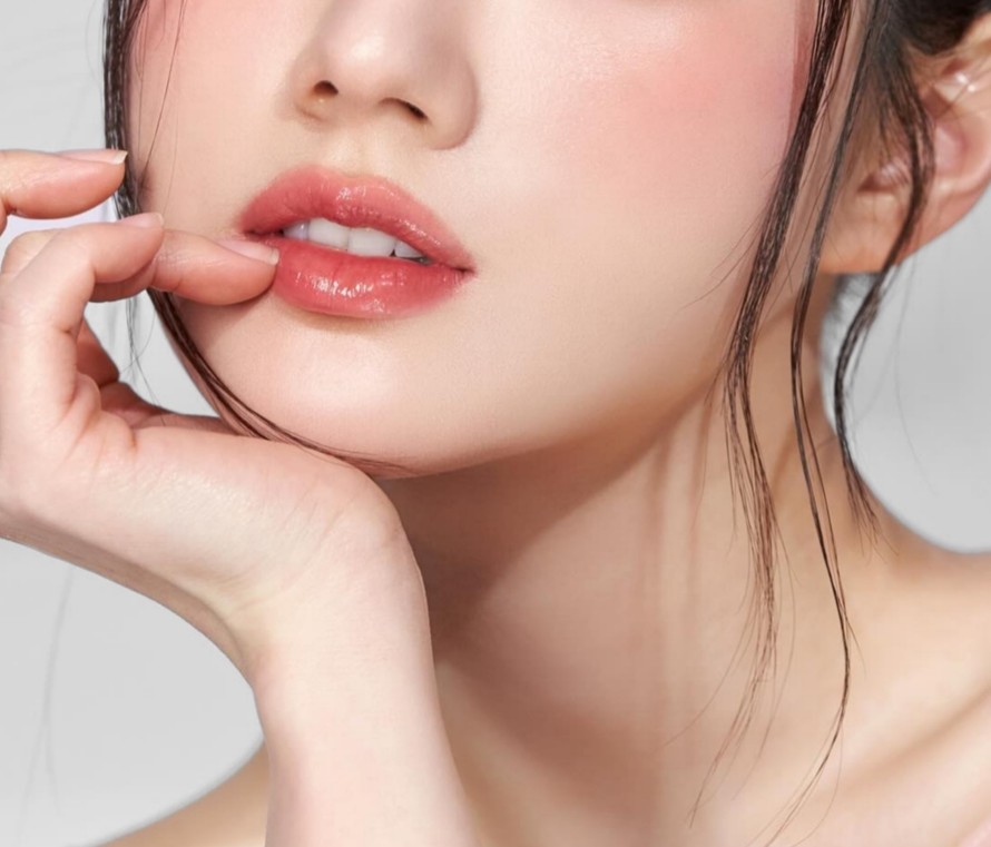 一擦就回春！11款護唇推薦，媽媽「唇」美力養成全攻略：保濕、潤色、撫紋一次到位