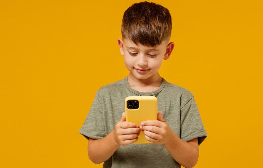 2歲童睡前滑平板釀語言遲緩！醫師揭短影音危機：藍光擾眠、專注力崩壞