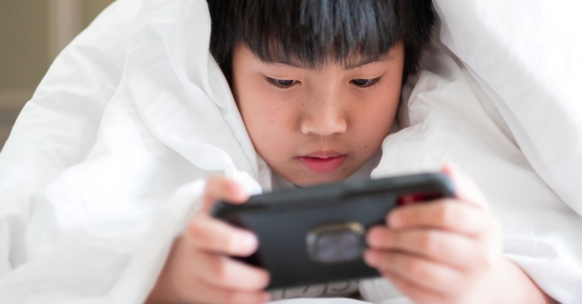 如何與孩子談論色情？別急著責罵，從理解與身體界線開始