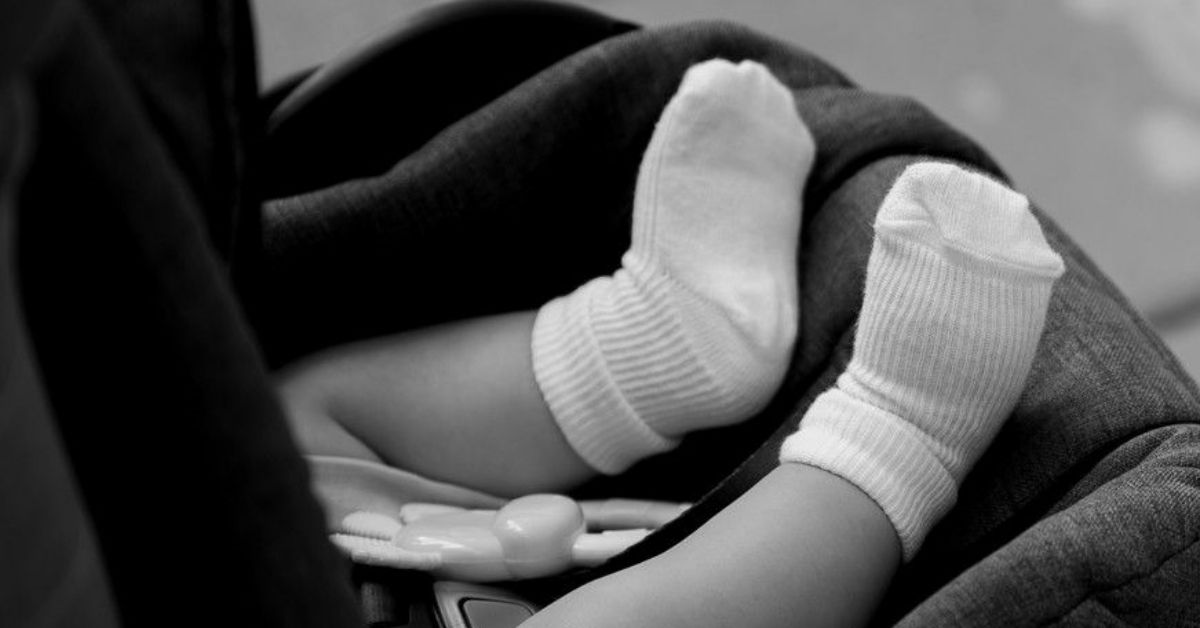 父親忘記送托，18個月男童遭留車內活活熱死，要接孩子才發現悲劇，瞬間崩潰