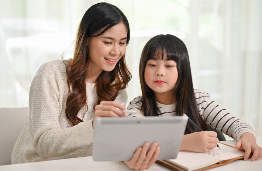 到底該不該給孩子個人手機？親職專家：「三件事」可以一起先溝通！「給」與「不給」之間，還有第三種選擇