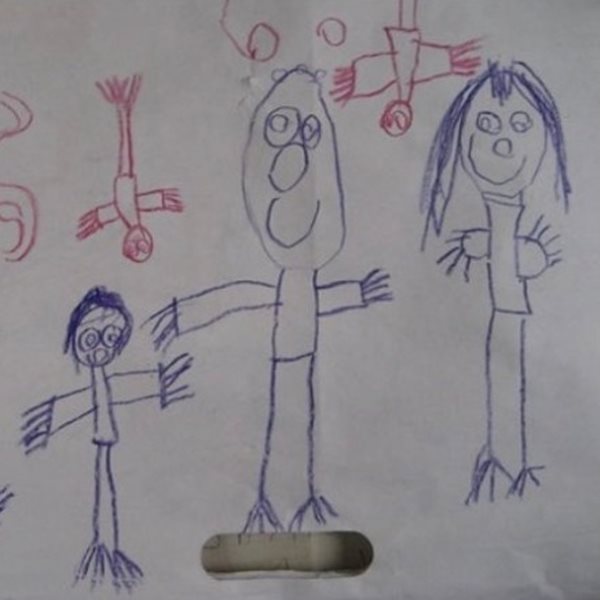 兒子畫作一家四口，「卻多出2個顛倒小人」！事情就這麼奇妙，一年後她生了：真的是神預言