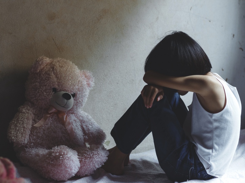 新竹幼兒園男童鑽被窩，抓女童私處受傷！家長如何從洗澡、對話中察覺孩子的求救訊號？