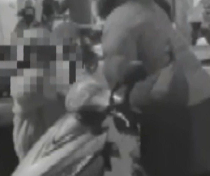 「妳考0分」！母怒斥8歲女兒，當街打頭，路人制止，母：「還是送到孤兒院好了」