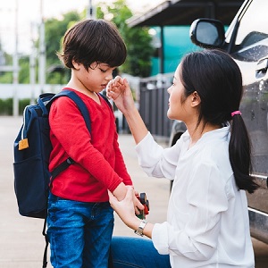 單親錯了嗎？幼兒園同學家長說兒子：「沒有爸爸像野孩子，不要跟他玩！」媽媽正向引導教孩子保護自己