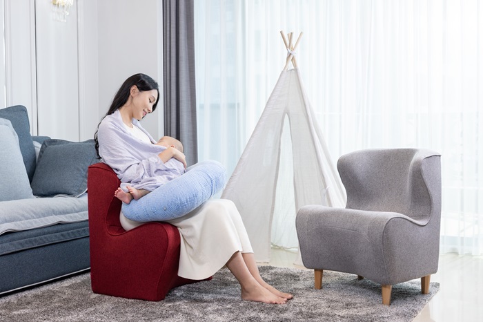 為哺乳打造你與寶寶的專屬角落！你為什麼需要一張歐美常見的「nursing chair」？3款時髦實用單品推薦