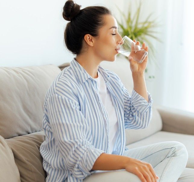 明明一直喝水仍口乾舌燥？醫師提醒：秋季「秋燥」來襲，從飲食、作息到環境改善