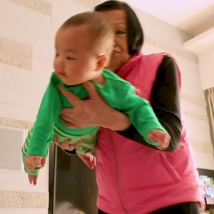 「薑是老的辣」劉奶奶就是典典寶寶的人體遊樂設施，趙小僑：有小孩後各種節日變得更有意義！