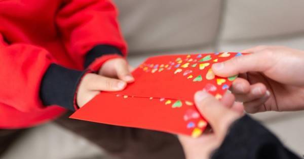 過年紅包給親戚小孩這個「數」，大家都沒壓力！孩子想花光紅包，爸媽要堅持這個態度