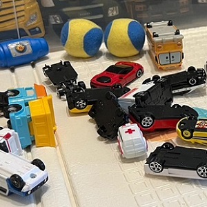 不愛收玩具父警告「不珍惜車車它們會開走！」2歲兒秒處理「全部翻四輪朝天」笑壞眾人