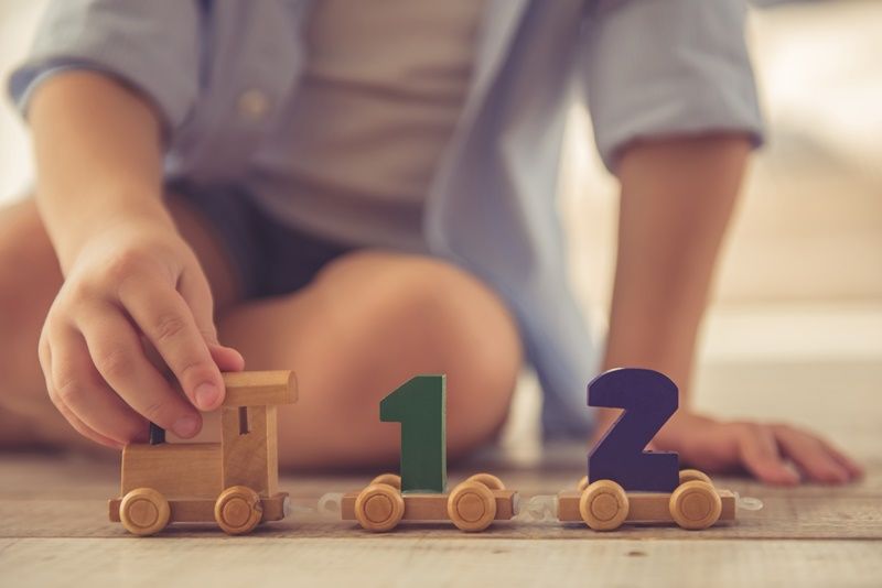 當退一步的「旁者型爸媽」！專家：讓孩子全權主導遊戲比起父母干預更能有效中學習