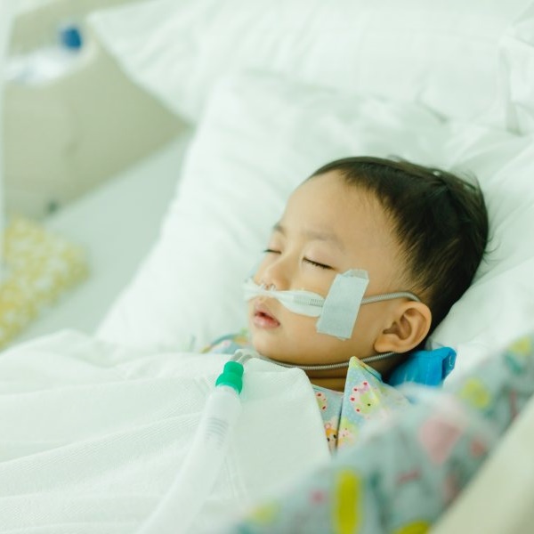 6月大男嬰發燒翻白眼，1小時在急診室猝死斷氣！當孩子發燒時，爸媽第一時間該怎麼做？