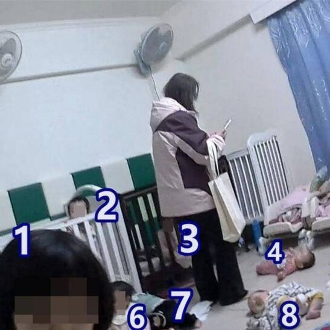 桃園非法托育中心不到10坪擠20名幼兒！大孩子險踩小寶寶，部分家長反嗆稽查人員：這裡收費便宜