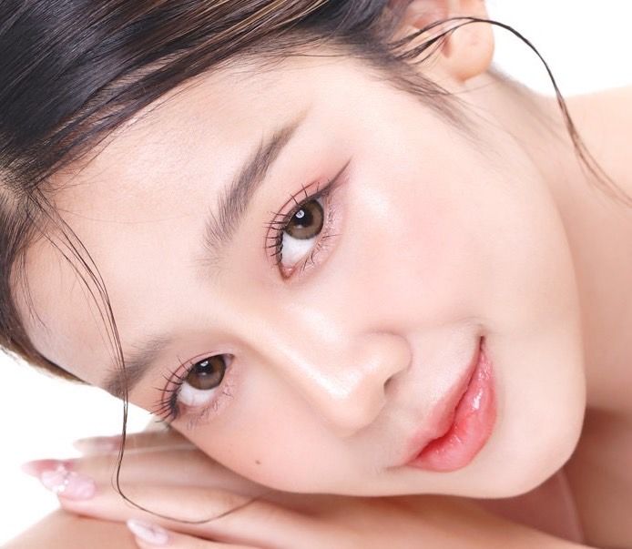 2026春夏10款底妝神器！保濕持久又提亮，換季必備輕盈水光妝，有如第二層肌膚讓氣色好上一整天