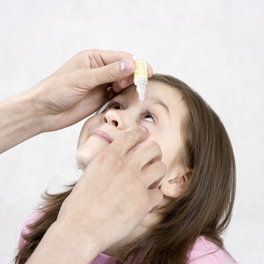 健保再擴大近視治療給付！8月起0.05%阿托品眼藥水納入健保，36.5萬兒少受惠