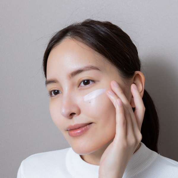【MOM Beauty】臉色暗黃、灰暗！只塗粉底恐怕不夠自然，上妝前先做這1個步驟，秒救氣色