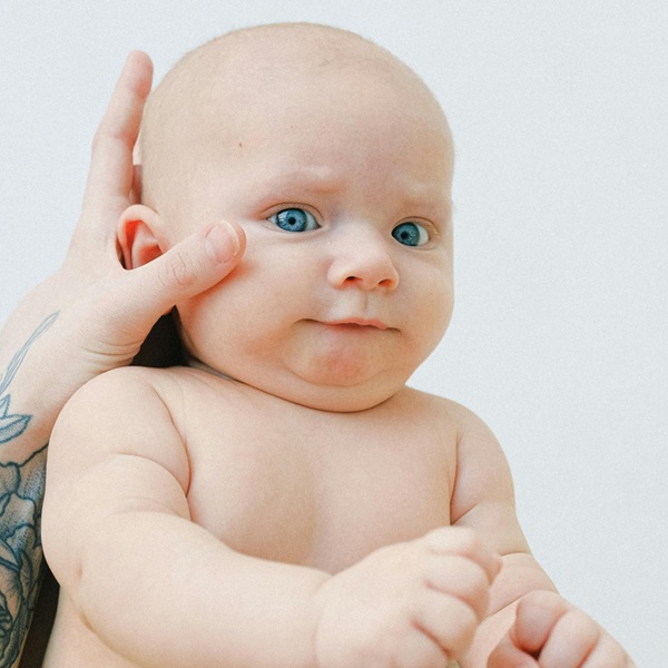 天冷凍得孩子皮膚乾癢長紅疹小心是「缺脂性皮膚炎」，兒科醫4招舒緩