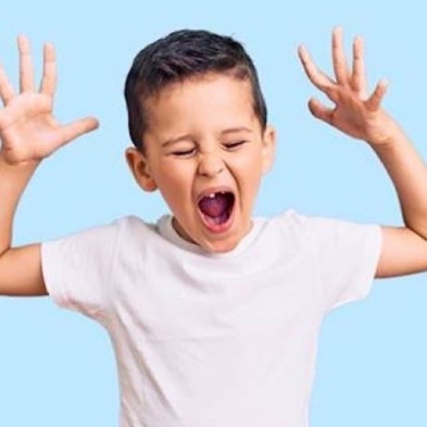 面對幼兒的情緒風暴！孩子可以哭可以叫，父母要做的就是，教他們疏導情緒。這比懲罰來得快又有效