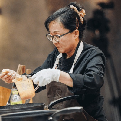 《黑白大廚》學餐阿姨：「學生領飯都會說：我愛你」白種元不敢相信：是被老師逼的嗎？
