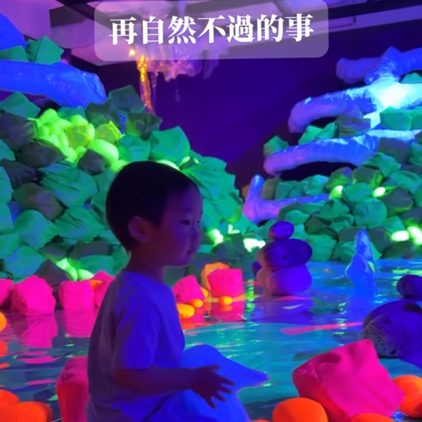 超美螢光沙包任你疊、二手玩具樹創作、沙河自由畫，新北市美術館「再自然不過的事」空間藝術展好好玩！
