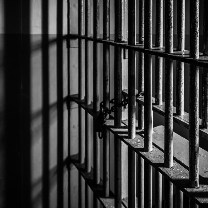 警察爸媽把3歲兒子關進警局拘留室，還上銬，只因為他大便大在褲子上，宣稱「十分有效！孩子再也不會這麼做了！」