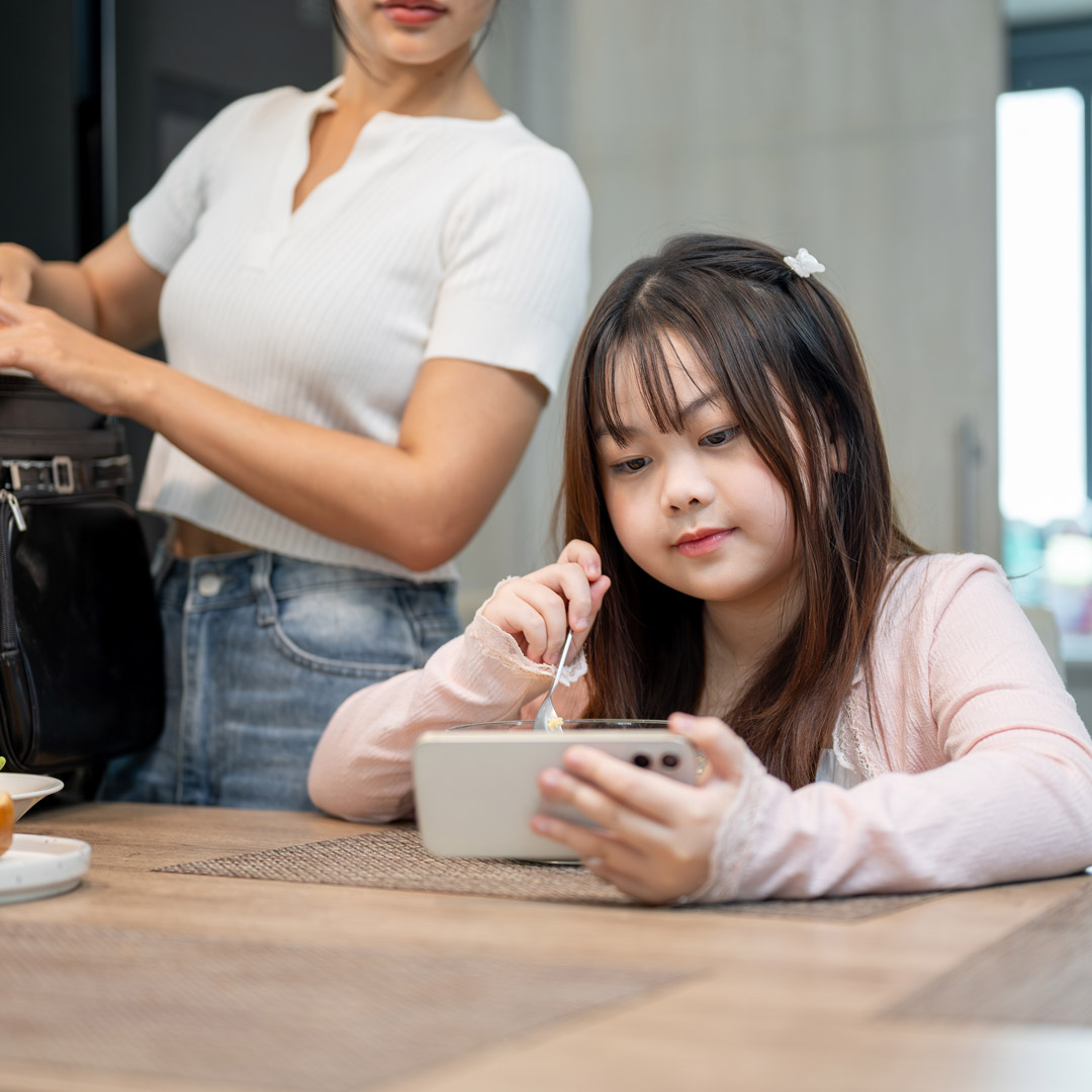 孩子吃飯時配手機「3C育兒」超NG！醫教「3招」讓手機從餐桌消失