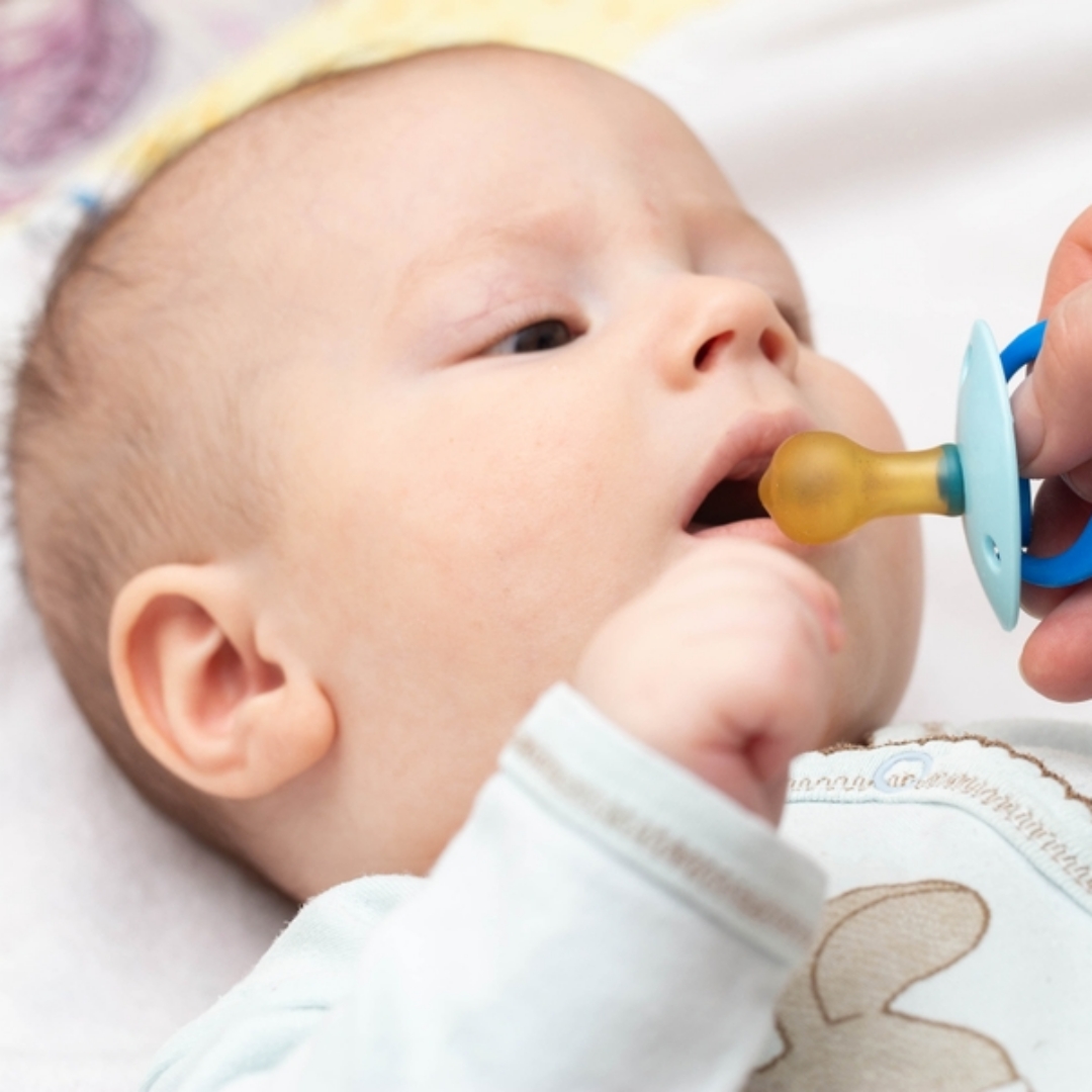 家長幫嬰兒「綁奶嘴」 ，婦產科醫發文「真的母湯」，可能在瞬間釀成無法挽回的意外