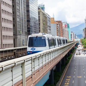 嬰兒推車是行李，要丈量尺寸？北捷站務員惹議。家長分享經驗：推嬰兒車搭車好心酸