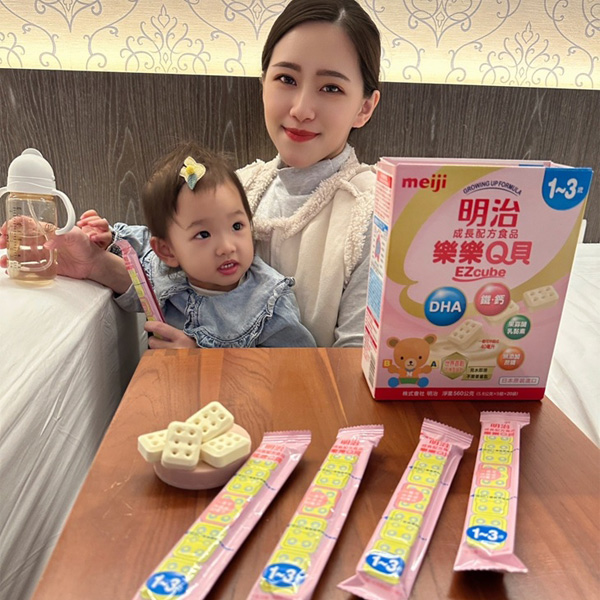 泡奶容易灑出來？奶粉不好溶解？百位媽咪推薦「世界首創方塊型奶粉配方」，提升爸媽育兒方便性！
