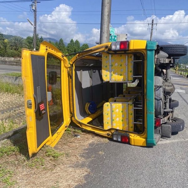 12幼童送醫，宜蘭娃娃車與計程車相撞大側翻！孩子一上車就放心嗎？3張圖看懂娃娃車6大安全檢核
