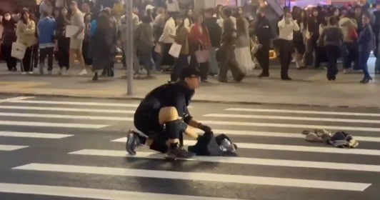 中山站突發隨機攻擊！黑衣男子丟煙霧彈持刀亂砍 ，至少9人受傷，4人傷勢嚴重