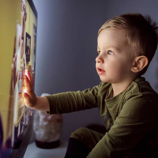 多數幼童超時盯螢幕，可能增加攻擊性、注意力不集中風險