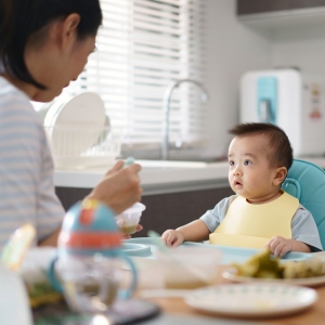 保母年終獎金，何時發放？計算方式以「年終一個月」為主，再依月／年比例去核算